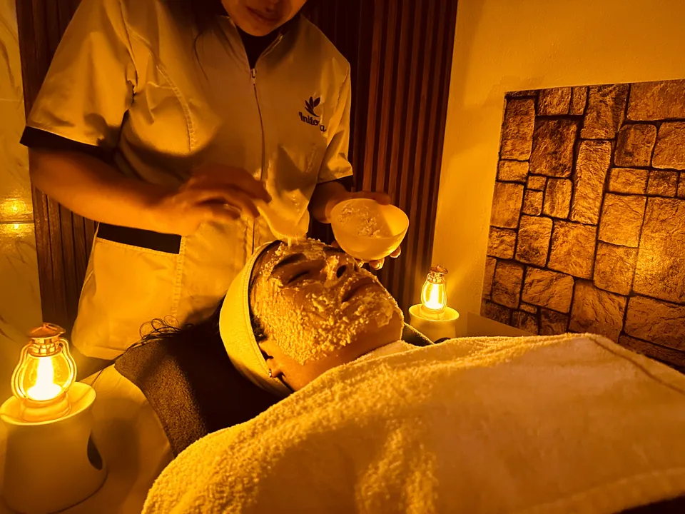 Sesión de cuidado facial en una camilla de spa.